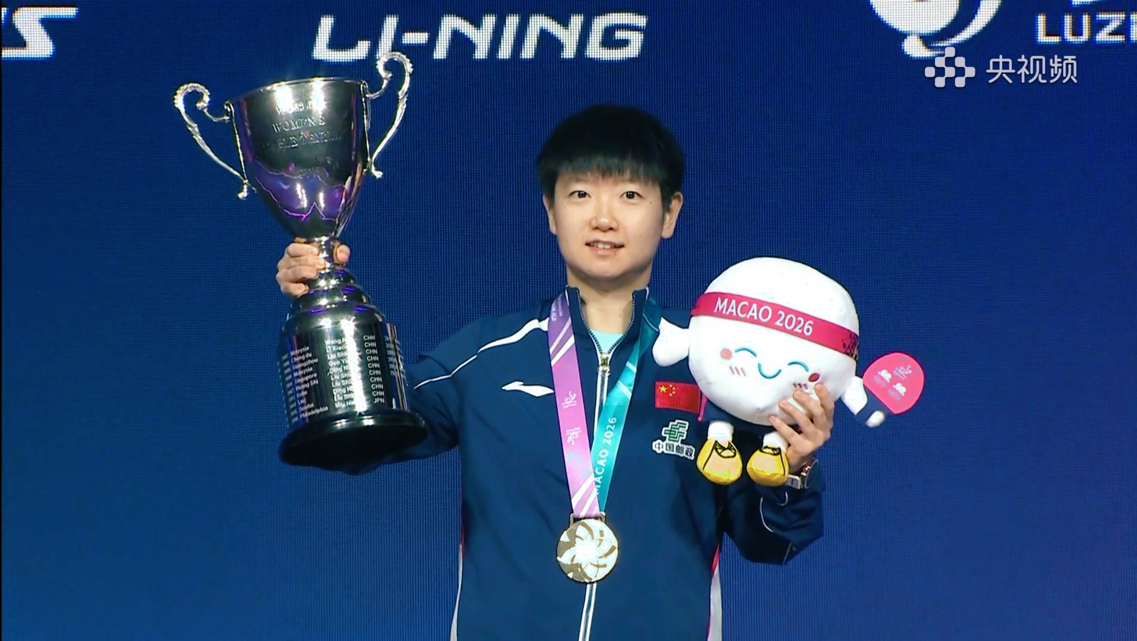 如此美萌☺️孙颖莎夺冠捧杯时刻