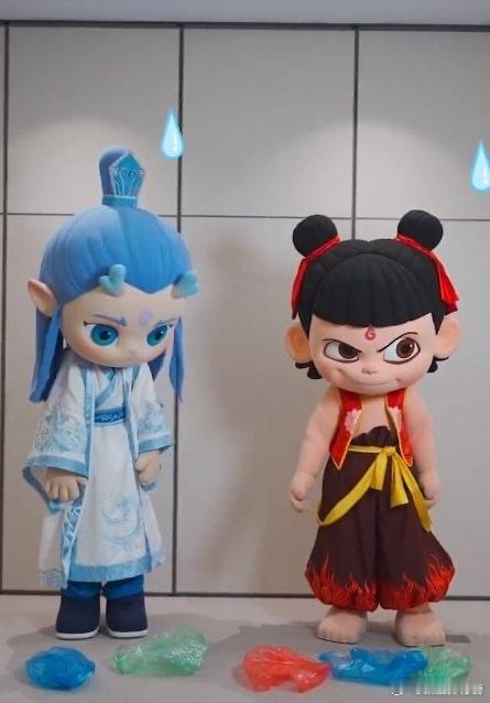 哪吒敖丙也玩上抓袋子挑战了你好星期六 吒儿和丙丙的抓袋子挑战，真的是让人看了笑得