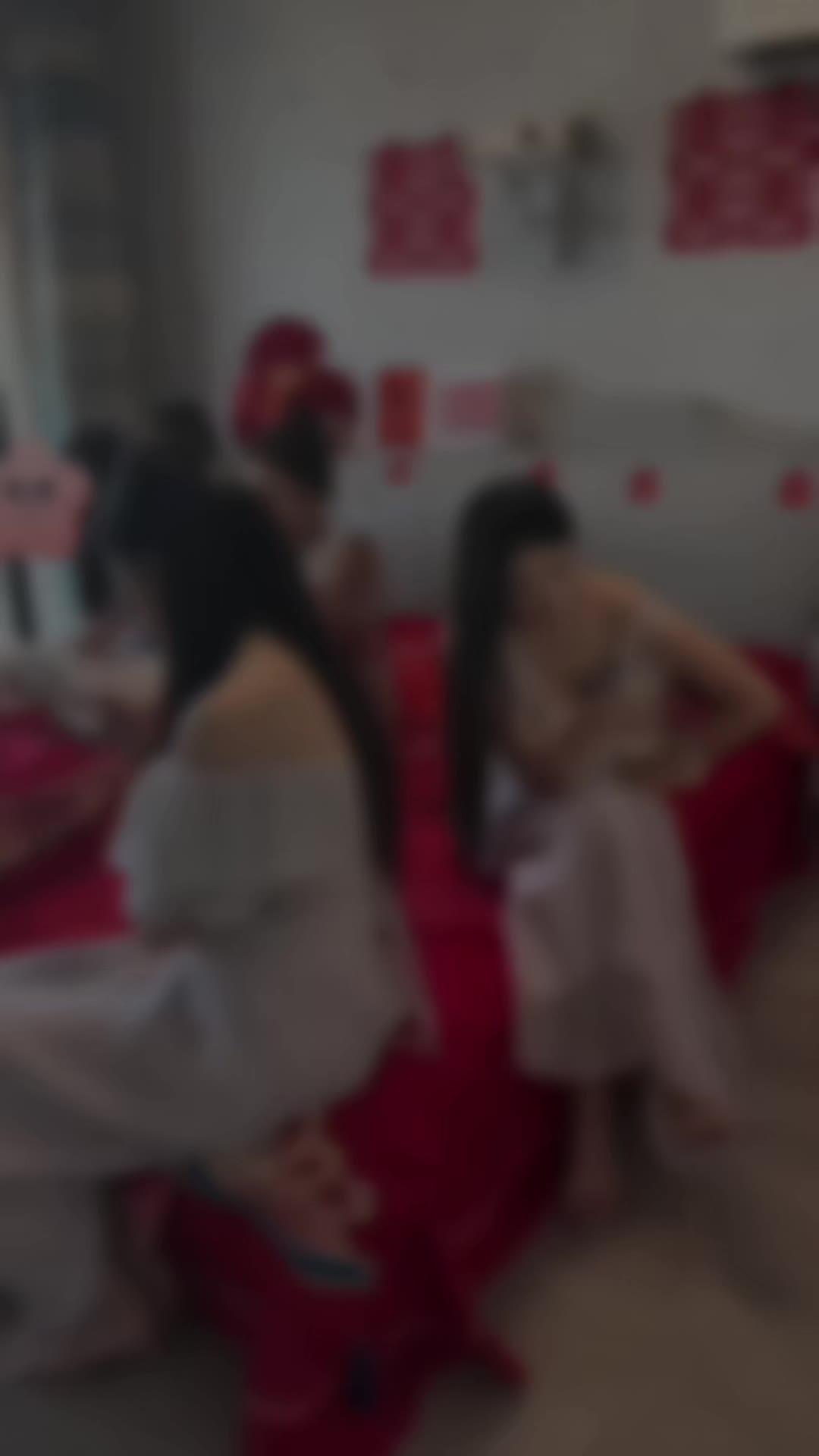 “估计伴娘会抢了新娘的风头了”