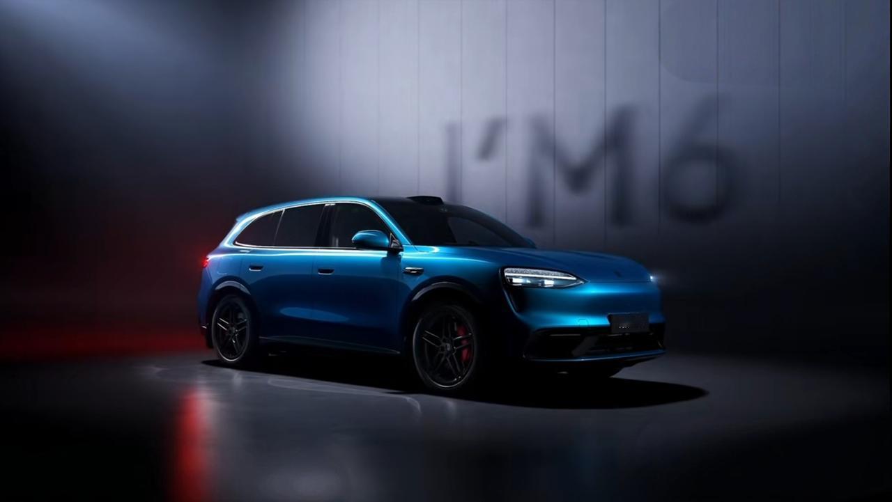 问界M6官图发布 泪眼灯组＋运动套件

外观上，分体式大灯，上面是有 星灿元素的