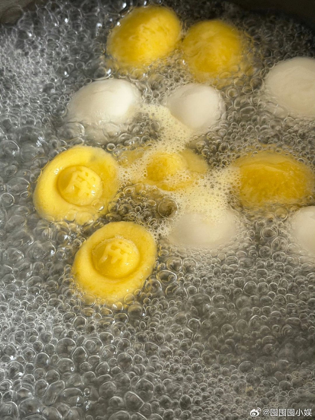 田栩宁元宵节晒汤圆田栩宁元宵节晒库存照田栩宁元宵节晒汤圆，怼脸拍的眼神杀真的好绝