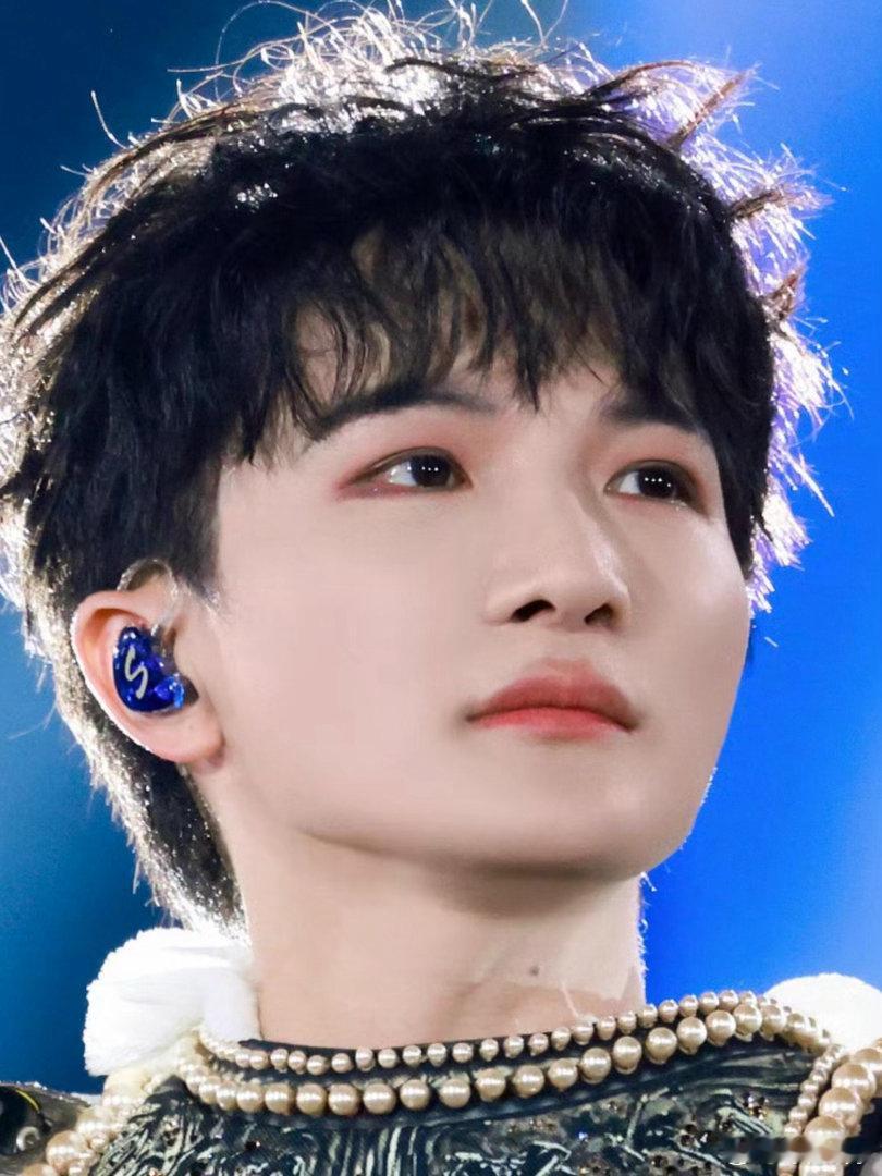 生活手记周深 这张脸太伟大了无论什么时候看到，都会一眼爱上