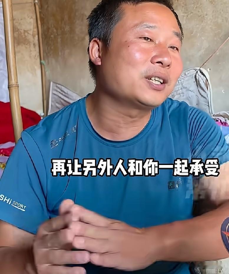 河南驻马店一男子从26岁照顾瘫痪母亲15年，目前41岁了仍未婚。男子称，这一辈子