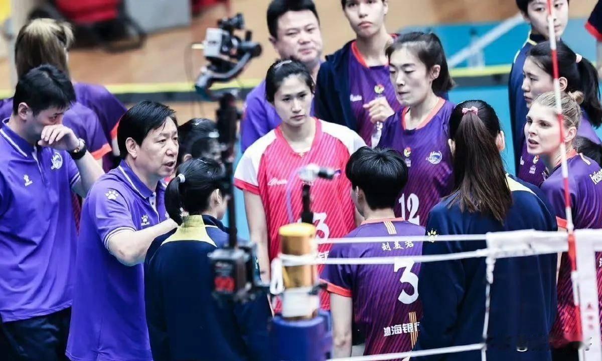 天津女排连续四战告负，成绩跌入谷底！这支曾经的联赛霸主为何突然哑火？一支豪门球队