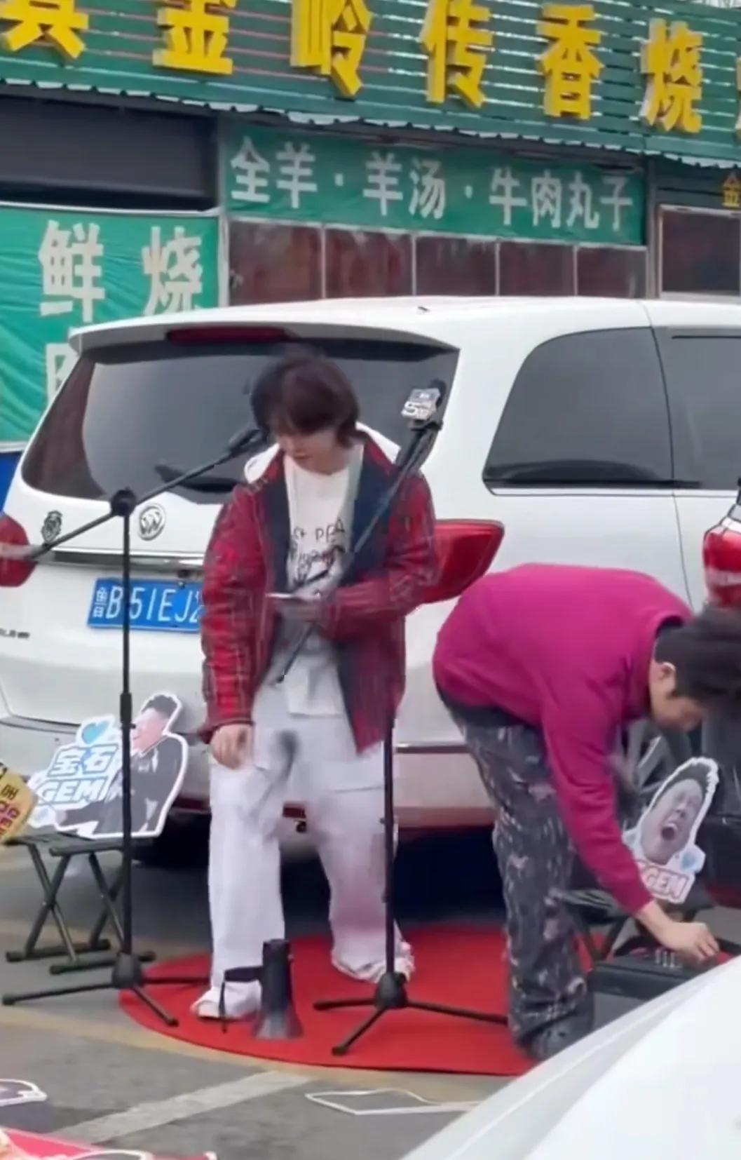 在山东淄博菜市场偶遇鹿晗和王勉拍摄综艺节目，两人在唱《野狼disco》，还挺好听