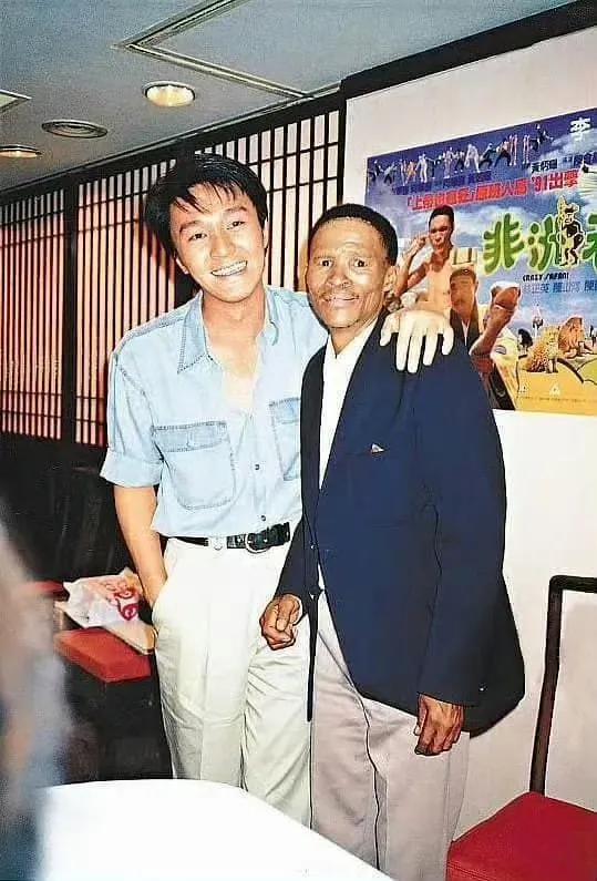 《上帝也疯狂》捧红演员历苏，非洲平民摇身成世界名人。

之后香港电影人邀请他拍摄
