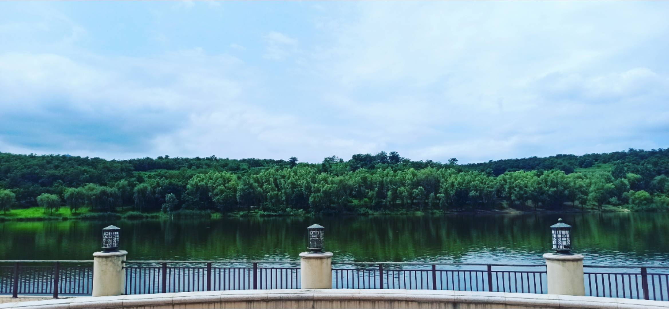站在生命长河堤岸，人永远无法同时占据两岸。奔赴另一边风景，就必然要放下脚下相伴已