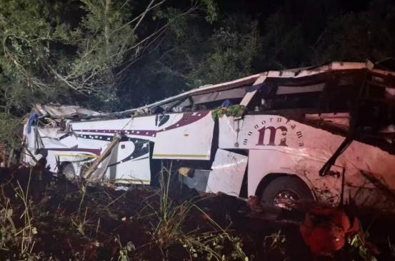 无碰撞也能酿成大祸，南非公交突发失控翻车，52人伤亡，场面十分惨烈。
 
这起意