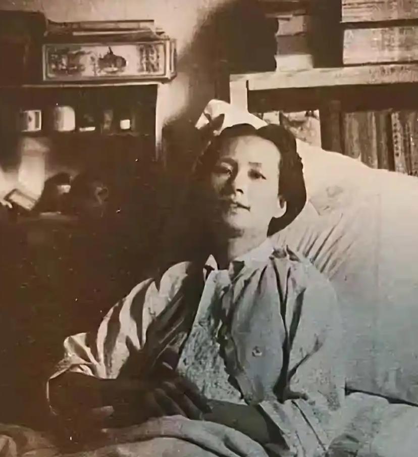 这是1954年的林徽因。1954年，林徽因50岁。

美人到知名之年，即使卧病在