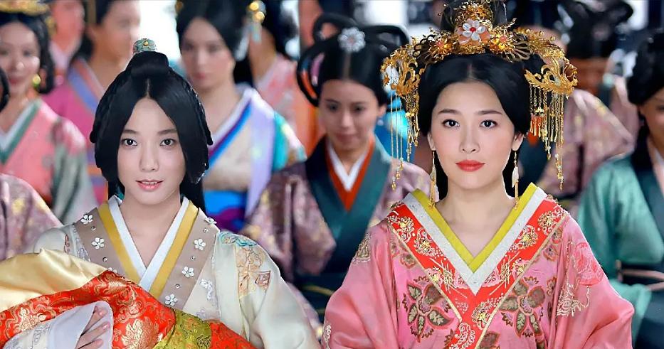 卫青32岁时，迎娶43岁已经三婚的寡妇平阳公主。洞房之夜，娇妻坐在榻上刚准备服侍