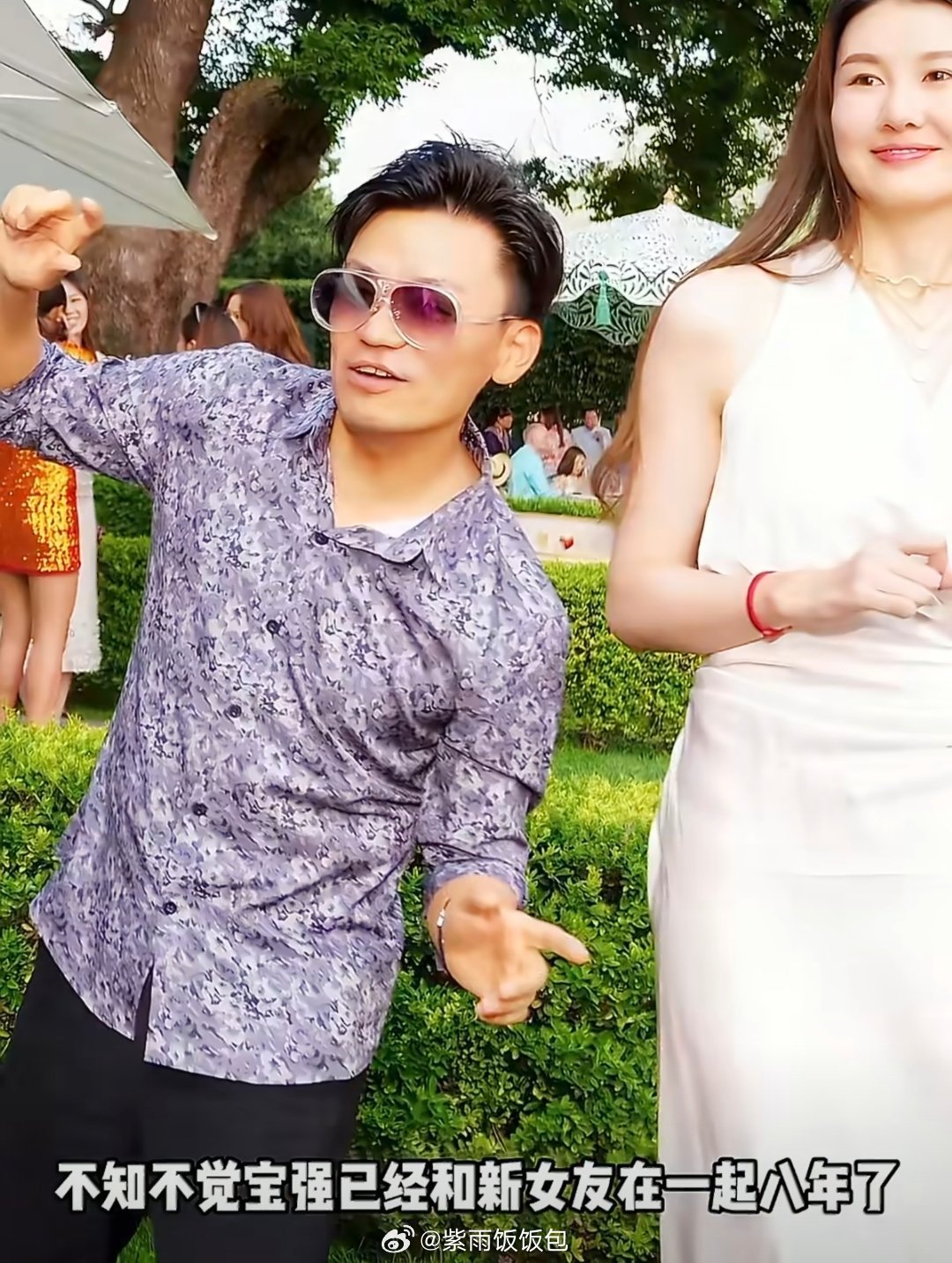 看王宝强和冯清同去好友婚礼的同框两人相处松弛自然，举手投足都是相伴多年才有的熟稔