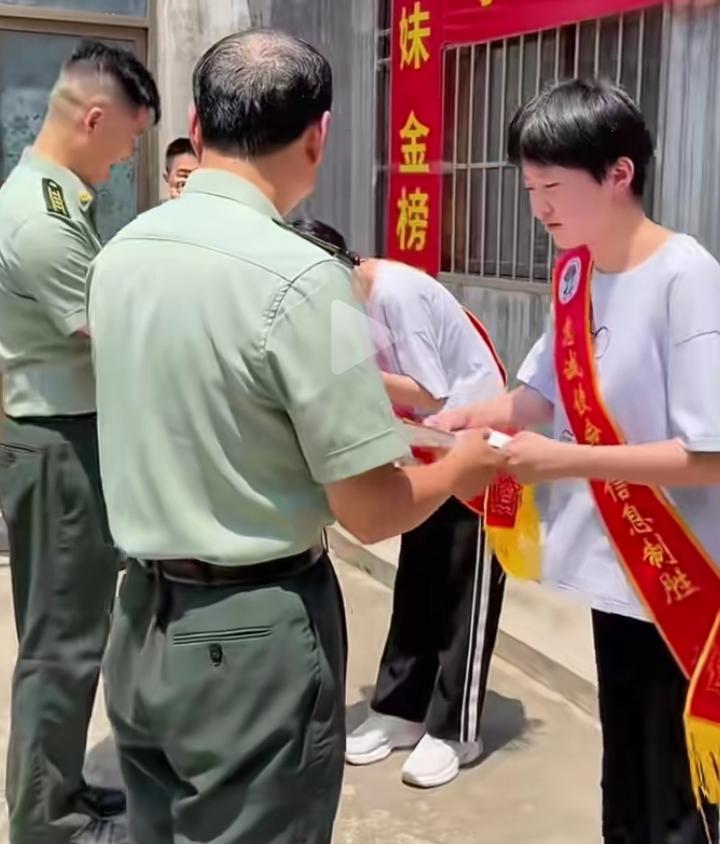 山东菏泽双胞胎姐妹太争气了，双双考入军校，名字藏着家国大义！

国颖、国玉，名字