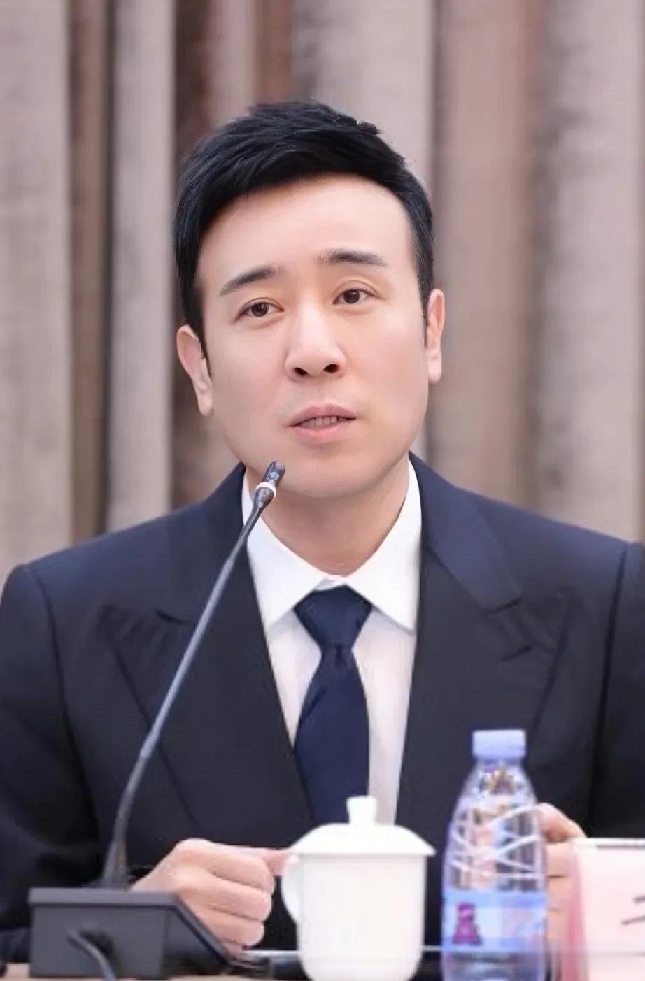 一次，于和伟回老家抚顺，大清早来到哥哥的包子铺，周围的顾客都惊呼起来，有人开玩笑