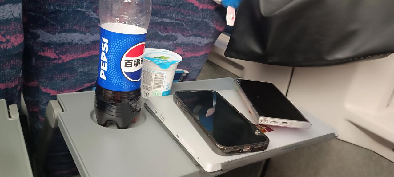 和闺女出来玩，玩一道，生气一道。你看看，带一个小笔记本，路上看剧用，还带两个手机