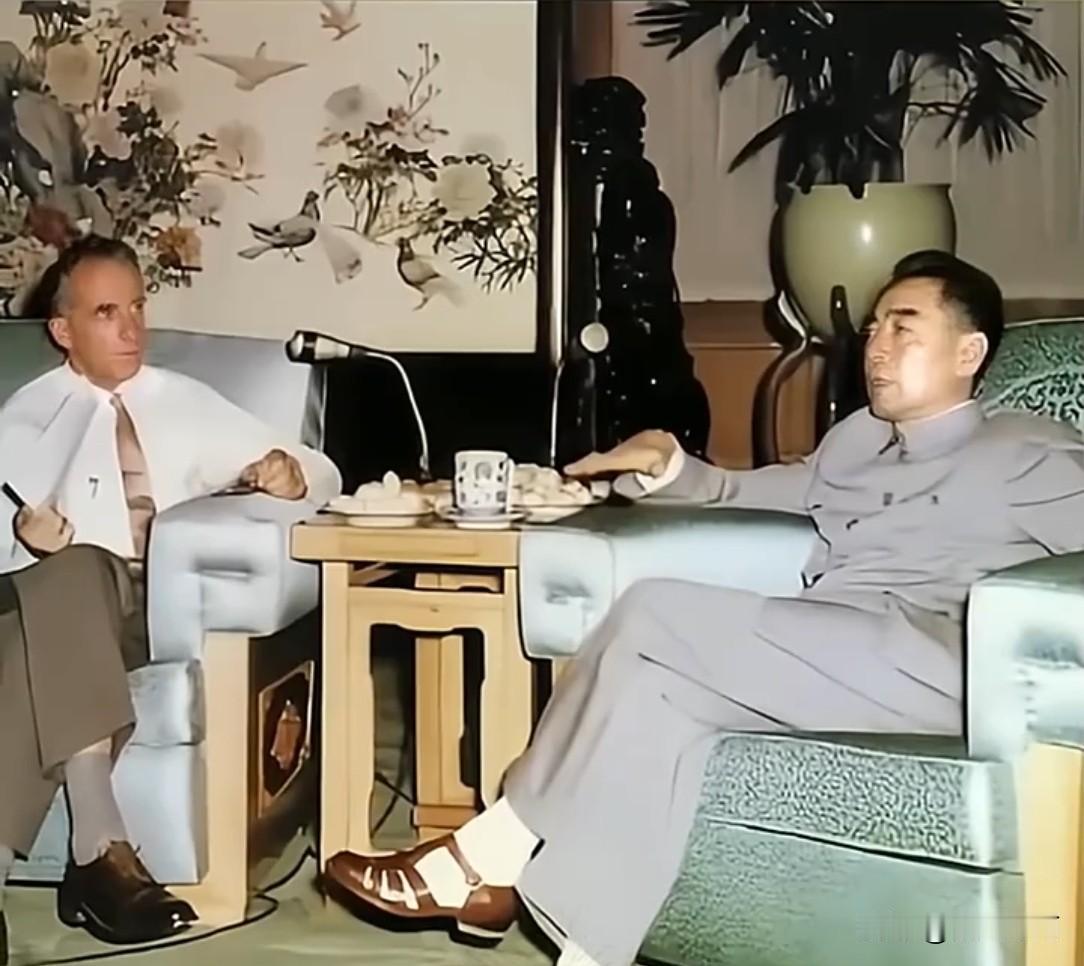 🍁1960 年周总理在北京会见西方记者。他谈吐睿智、举止从容、立场坚定。脚上还