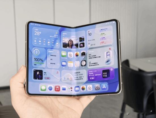 博主“数码闲聊站”发文分享了三张图片，并配文称：iPhone Ultra真机超前
