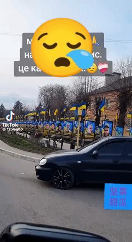 乌克兰文尼察州海辛镇的，一辆汽车记录了街道两侧的景色，布满了密密麻麻的乌军肖像，