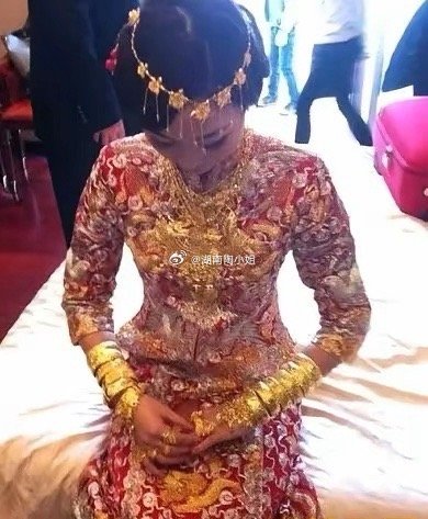 黄金大涨。福建那边的人可要美坏了。那边结婚送礼时兴用黄金。什么金蜀子，金手链，金