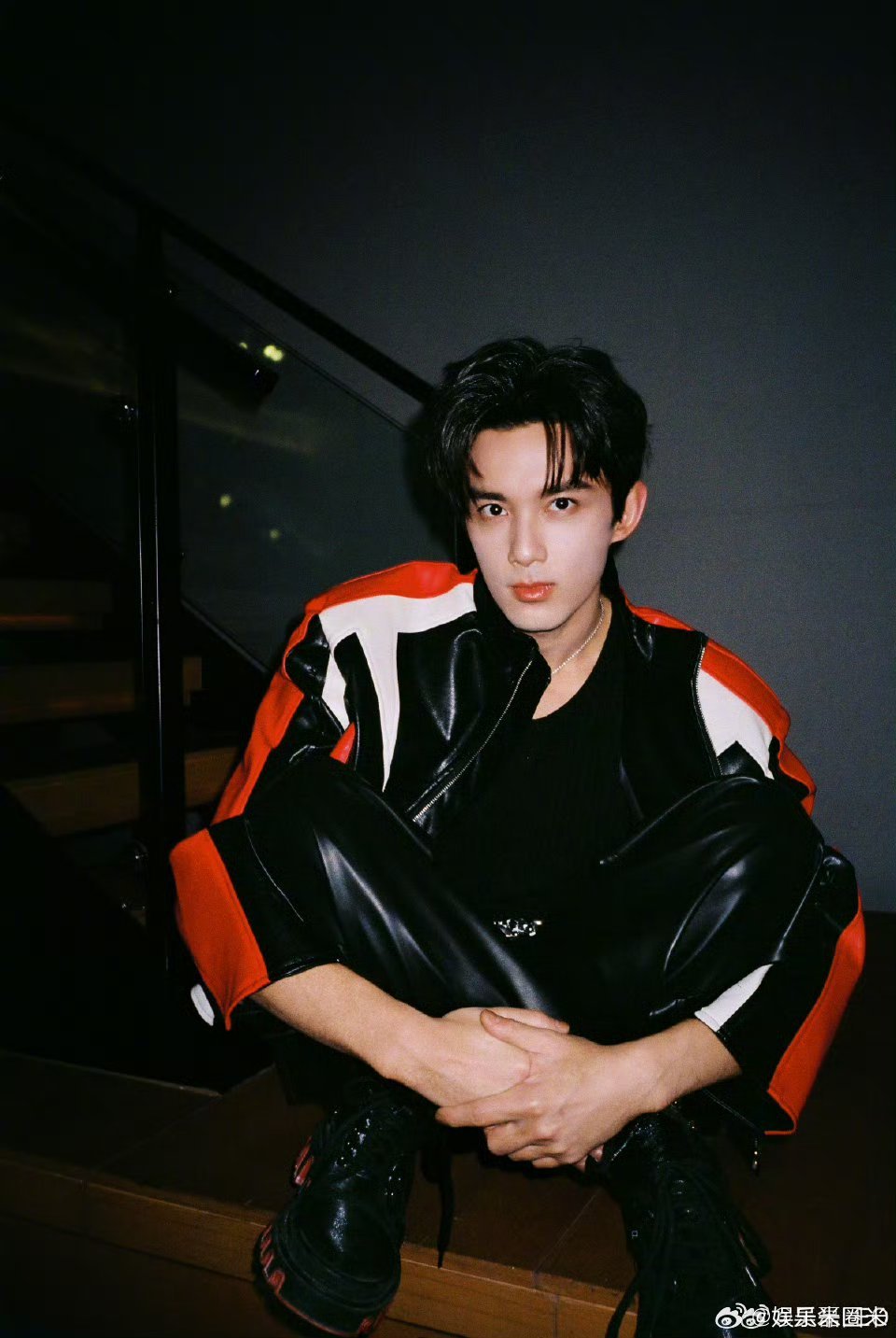 吴磊的双喉结 谁懂吴磊的双喉结有多绝！机车服造型尽显型男魅力，抬头瞬间荷尔蒙爆发