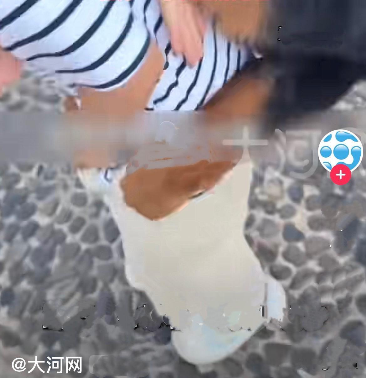 近日，云南玉溪的公园里，本来是温
馨的饭后散步时光，李女士带着年仅8岁的女儿悠闲