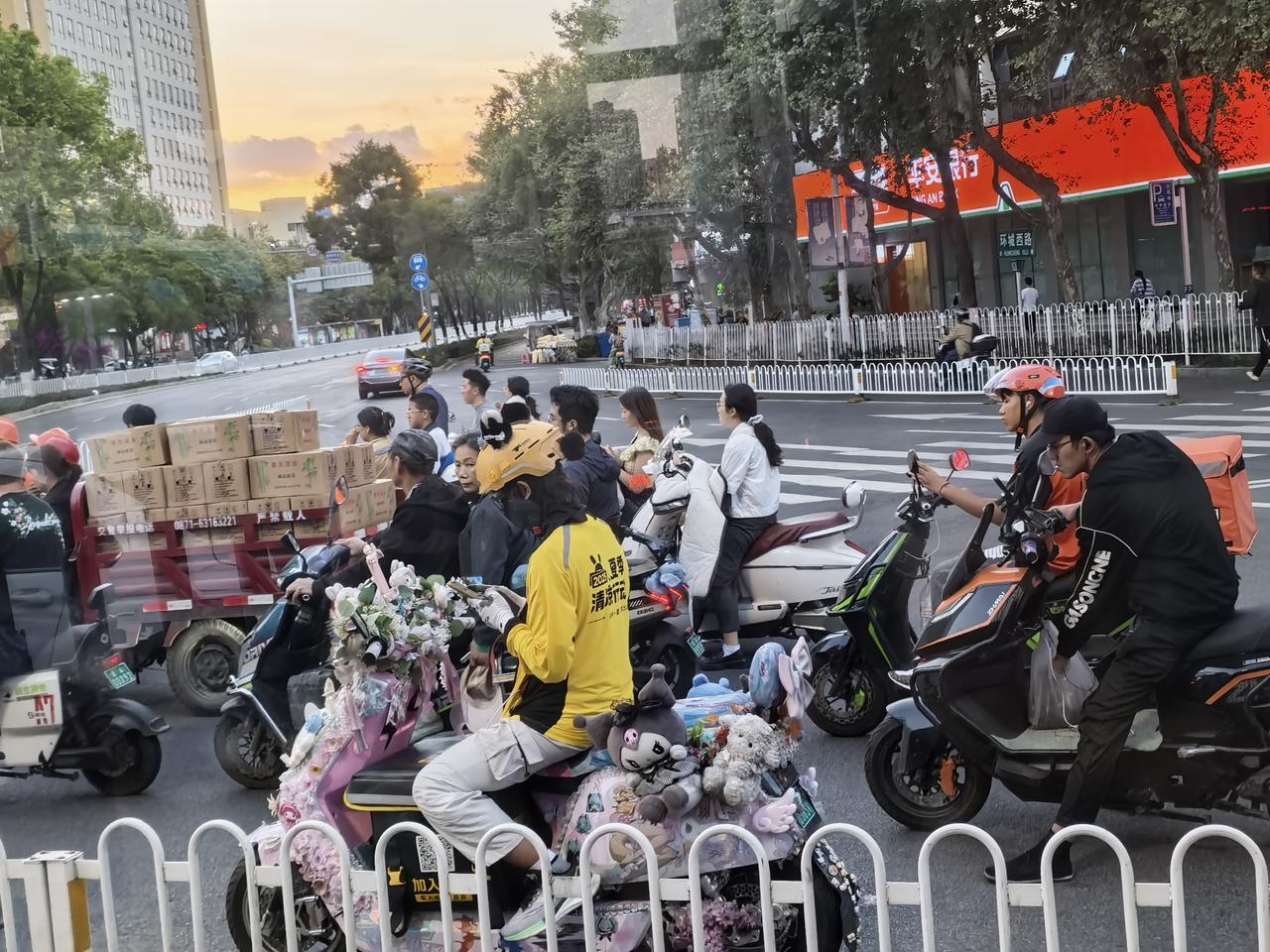 送外卖的这小哥哥的爱车装饰得好漂亮，还以为是个外卖的小姐姐，原来是个小哥哥，真的