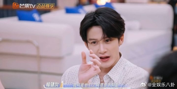 檀健次衣服鞋摆放的间距都要一致檀健次说自己有强迫症我们的宿舍檀健次这强迫症真的好