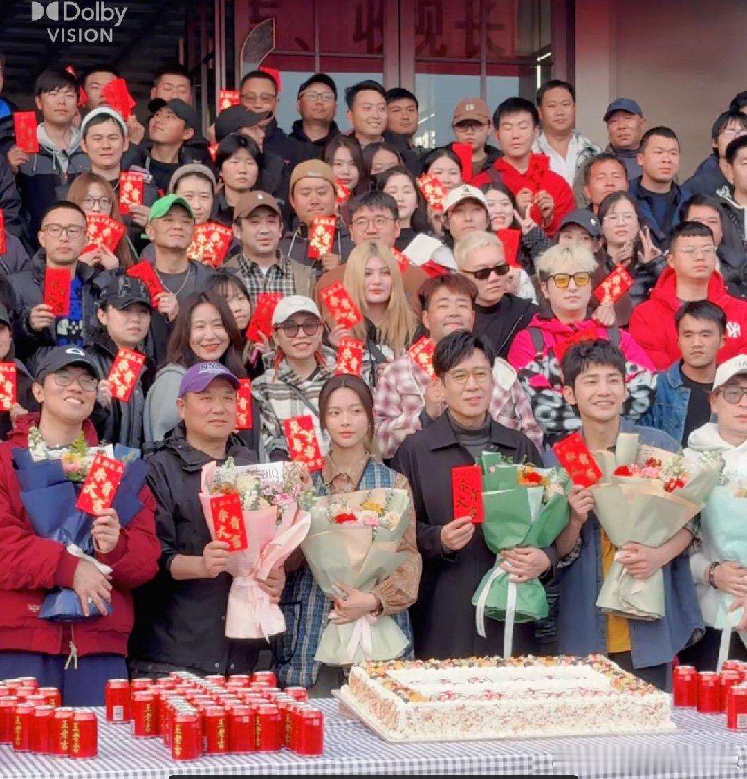 杨超越喜剧之王杀青  剧版喜剧之王杀青 一部好剧的诞生离不开演员们的用心演绎，杨