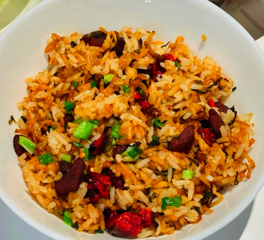 盐酸菜炒饭，以发酵青菜为灵魂，搭配腊肉丁，猪油爆香，米粒分明，酸中带甜，脆爽可口