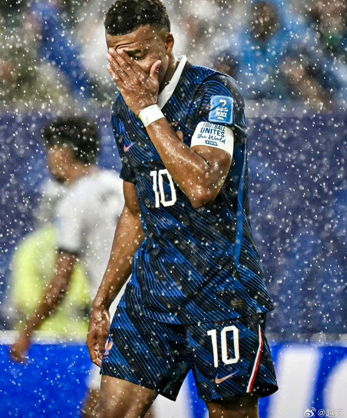法国vs伊拉克 好大的雨这雨看着确实不小 地面湿滑容易受伤  半场比赛中断  不