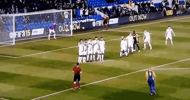 拜仁三位门将全部受伤，一线队有门将出场经验的，只有凯恩（在热刺守过，黄油手大菜门