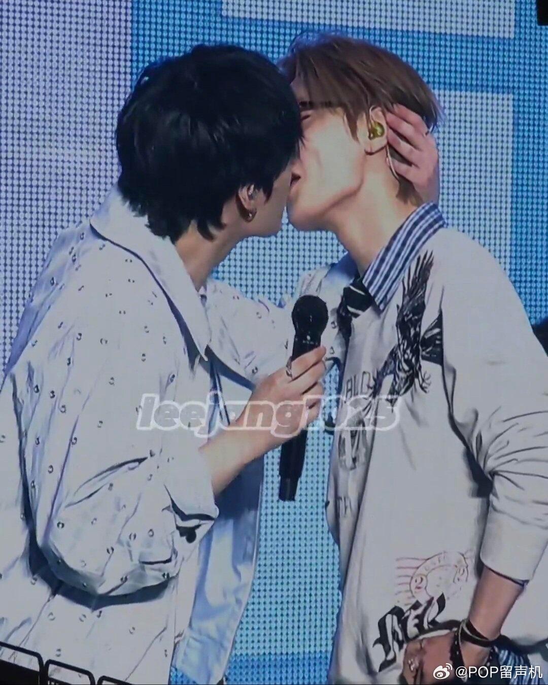 straykids接力亲嘴 