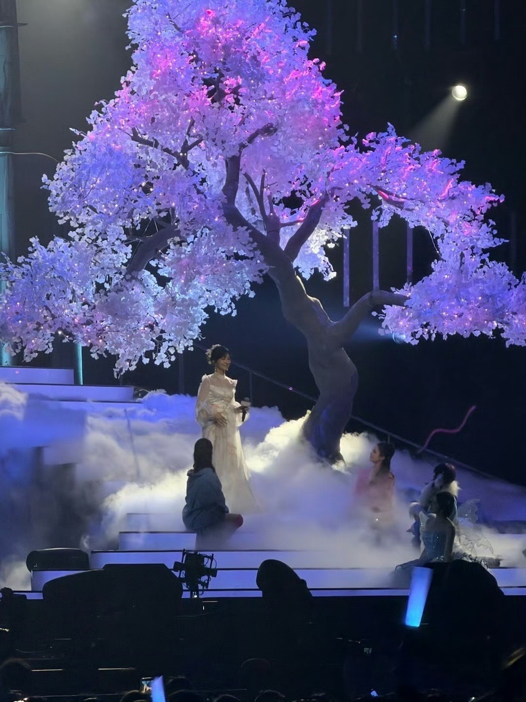 赵雅芝名副其实的花开女神 时光仿佛对她格外温柔。赵雅芝化身花开女神，仙气十足，一