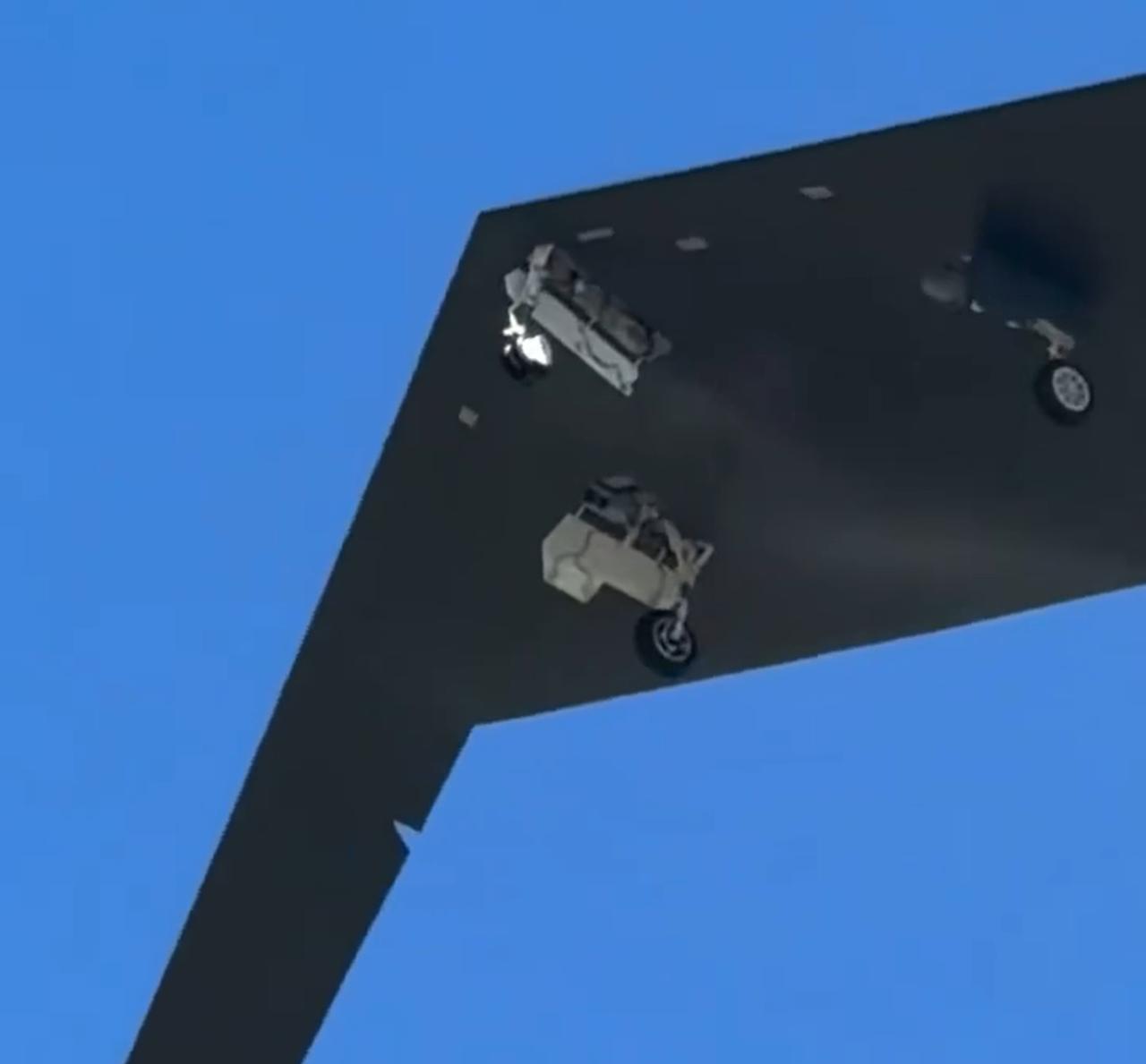 美军又派出一架大家伙。

不是B-21，虽然看上去很像，而是RQ-180隐身无人