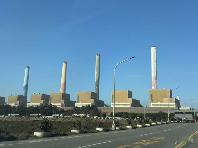 蓝白阵营推动《台湾地区空污法》修法，主张将生煤管制权限回归地方。台中市副市长郑照