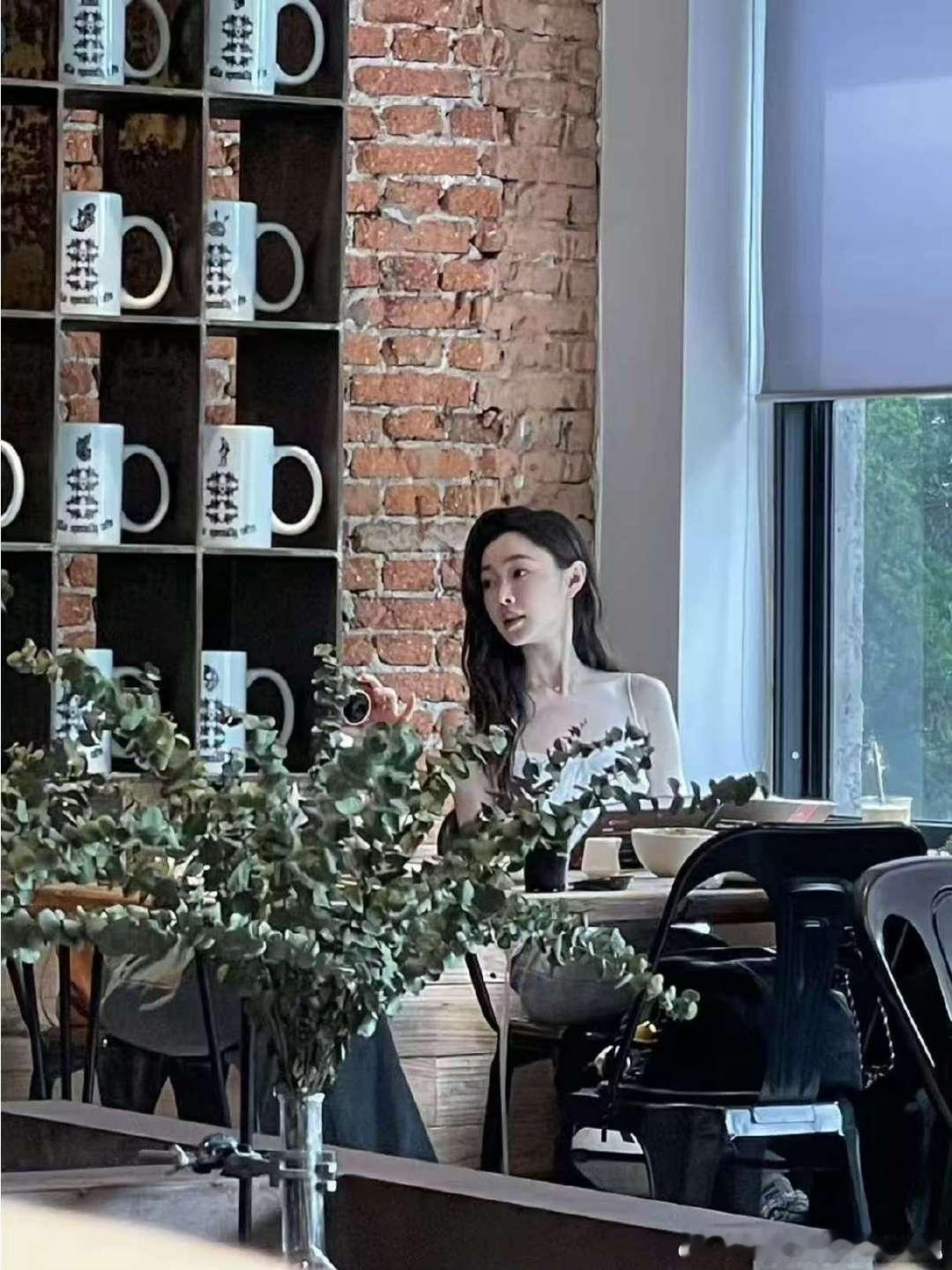 咖啡店偶遇宋轶青岛咖啡店偶遇宋轶哇，在咖啡店碰到宋轶，她真人身形苗条，气质出众，