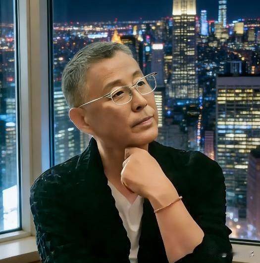 陈道明那段话戳心，别啥都凑热闹，别动不动就合群，少聚少聊，离人情局远点，这么做会