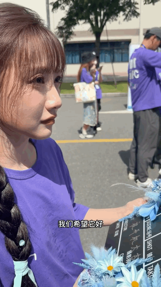 魏笑在粉丝怀里大哭第一次认识魏笑还是陈芊芊里面的林七，演技很自然台词也很不错！今