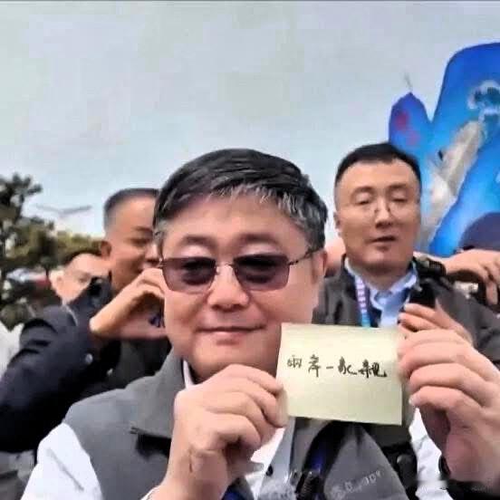 这个叫吕礼诗的来自台湾省的军事评论员，台前退役少校，因为多次来访大陆，主张“两岸