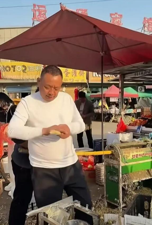 万万没想到！东来居然“沦落”到街头摆摊卖甘蔗了！网友：“我也是出息了，能吃上于东