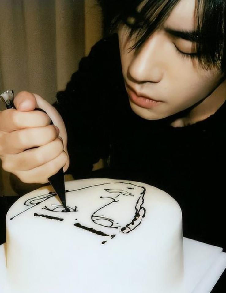 12月4日中午，易烊千玺在社交账号补发了25岁生日蛋糕图，与粉丝分享生日心情。