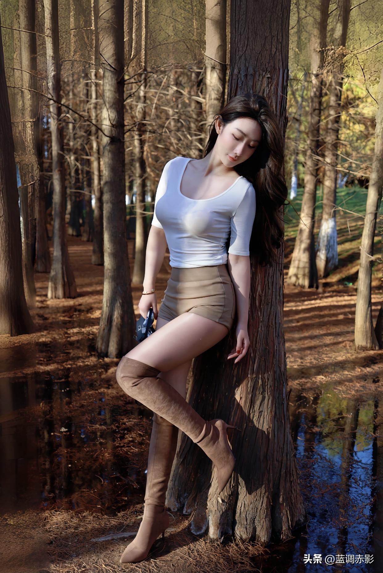 秋日森林中的时尚少女，轻松自在，享受自然之美。