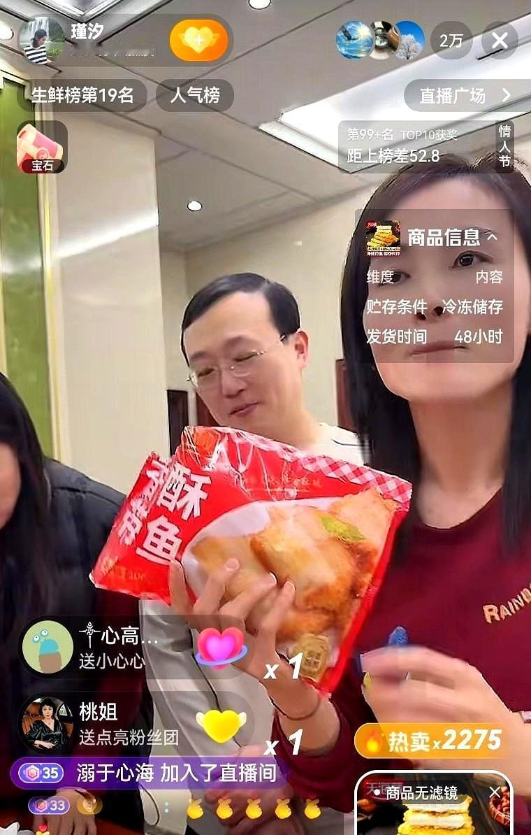 “国民大哥”凌晨三点穿工地靴推门，一句话没说，十万人在线起立。
镜头扫过：他肩背