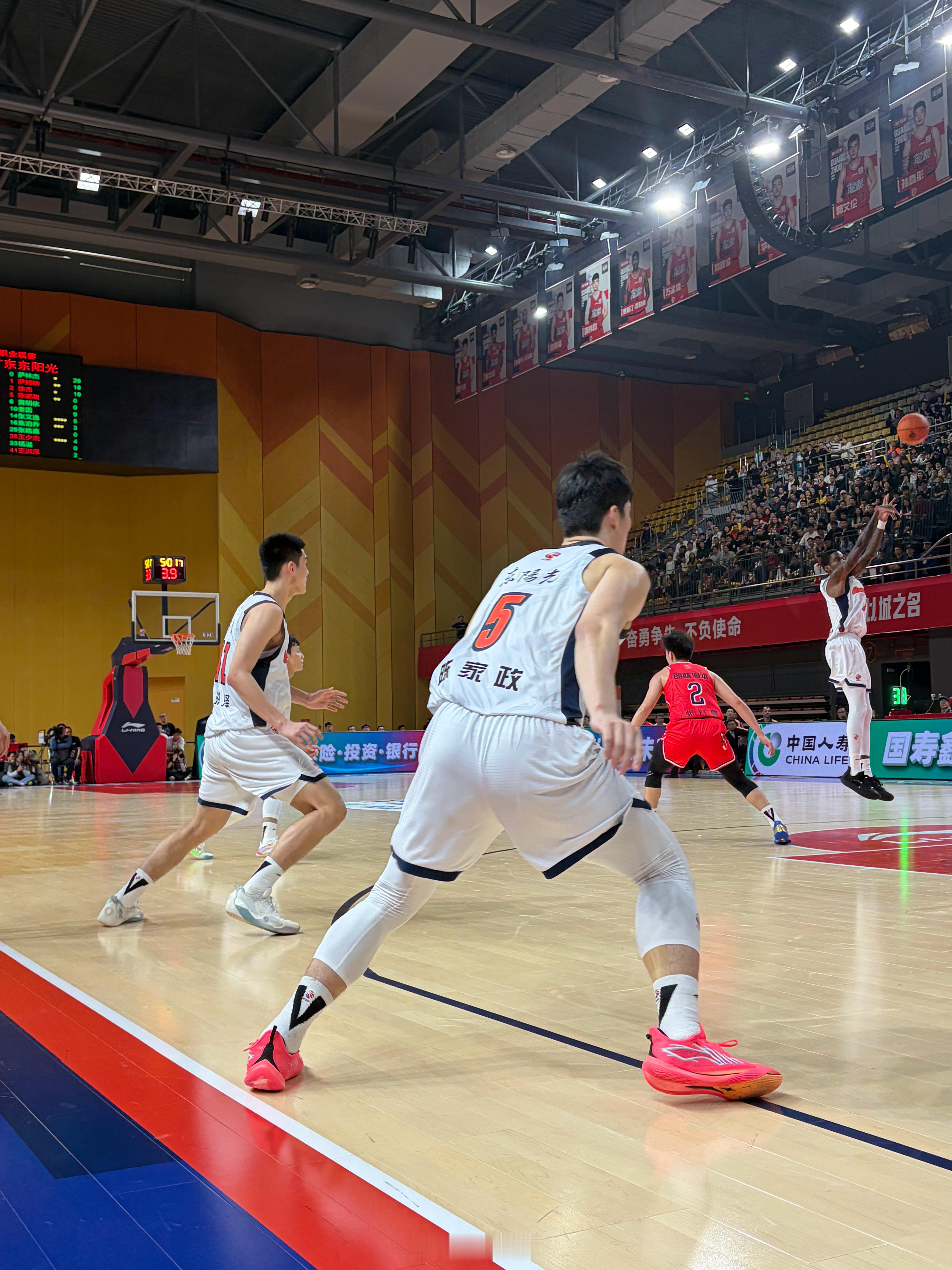 今日份小老虎：王洪泽2分7篮板，陈家政3篮板2助攻1抢断。龙狮男篮vs广东男篮金