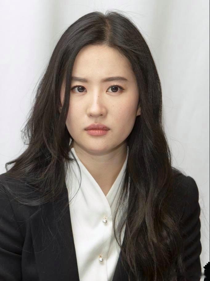 刘亦菲正面怼脸照，原来女神脸上这么多痣啊 