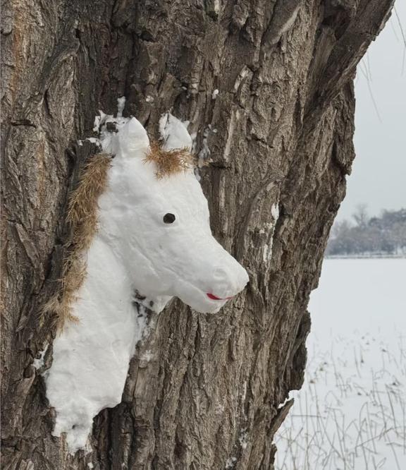 到底谁整的哈哈哈太抽象了吧
雪地里画画 给雪人一点东方震撼 初雪的记忆
