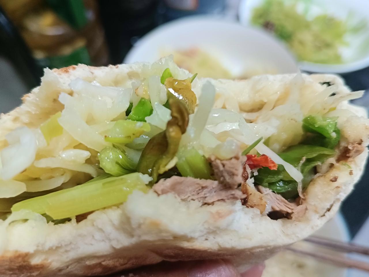 路过手艺
好一阵子没有吃肉夹馍了，这是今早一个半小时的成果，面是现发的，菜是现摘