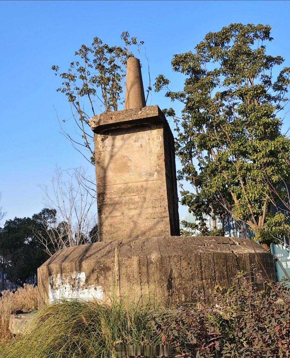 从小到现在在上海见过很多战时碉堡，但战时暗堡见过不少，这种暗堡造型却是少见。这座