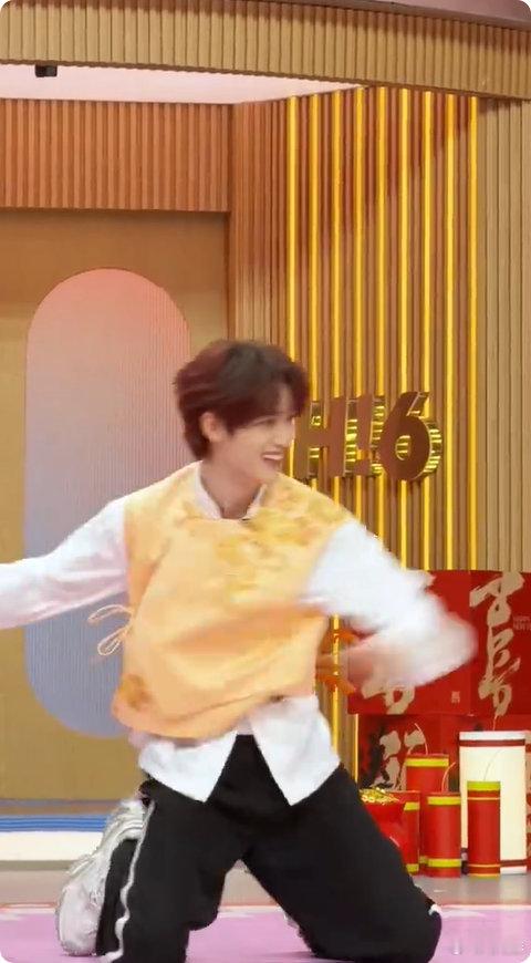 丁程鑫跳舞十级震感谁还没看好六里丁程鑫的沙包即兴舞，震感超强，随便一跳都像舞台，