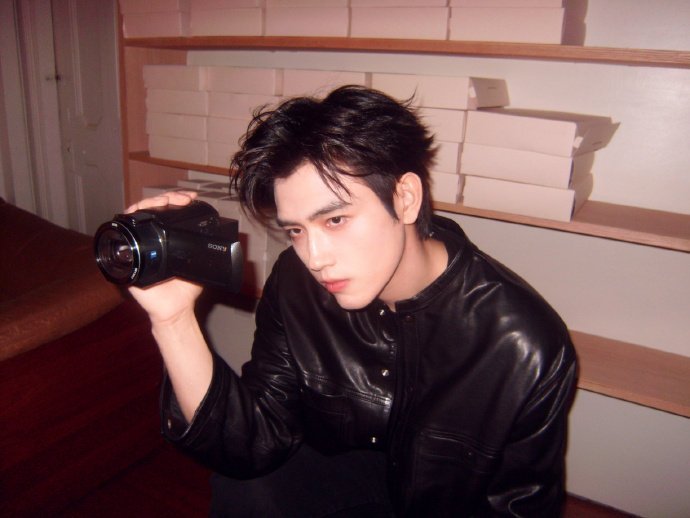 陈飞宇什么时候才能原谅现偶已经在陈飞宇的偶遇路透里反复沦陷了！过马路手拿玫瑰的男