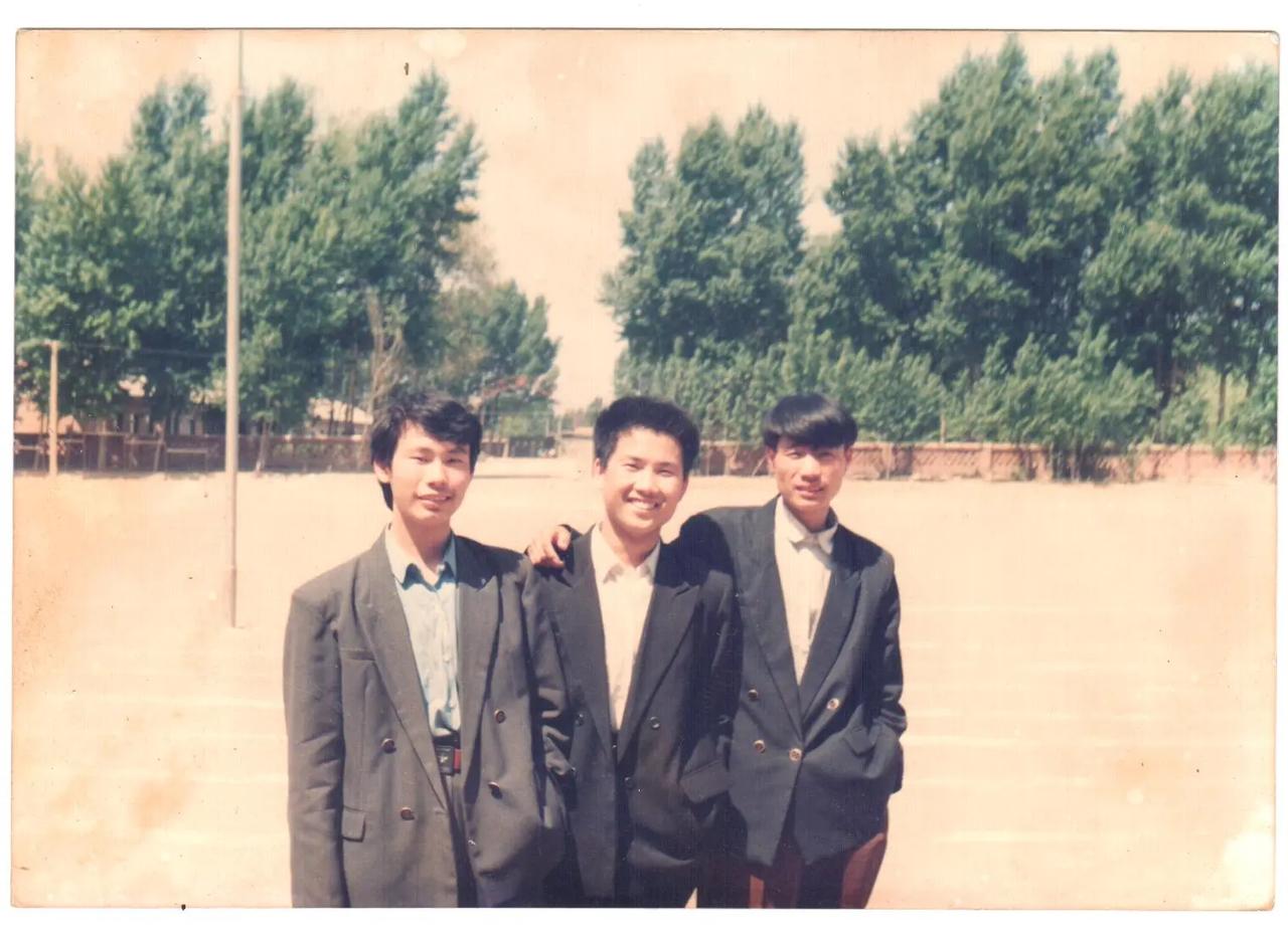 回忆高考。30多年前在高考的前几天，我和同学们在学校的后面的操场、简陋的教室、西